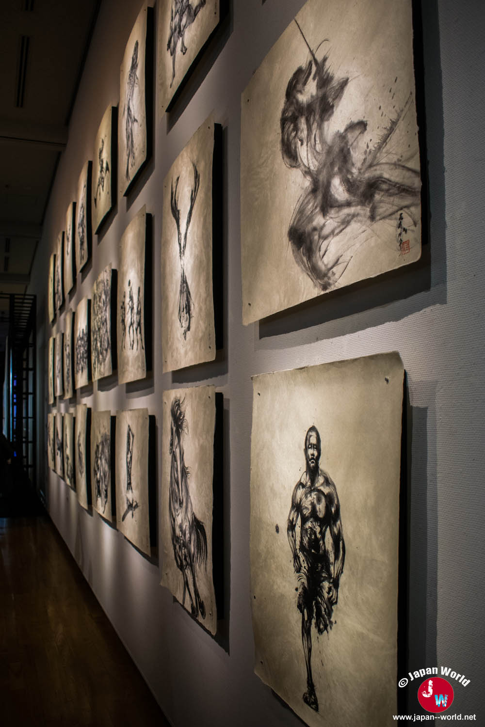 Mur couvert de petits dessins à l'encre de Yuki Nishimoto représentant des animaux et des personnages