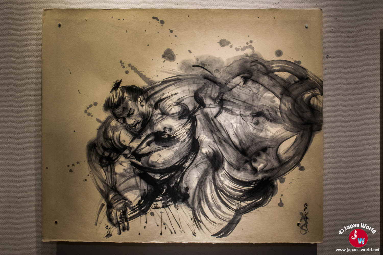 Personnage musclé accroupi représenté à l'encre par Yuki Nishimoto