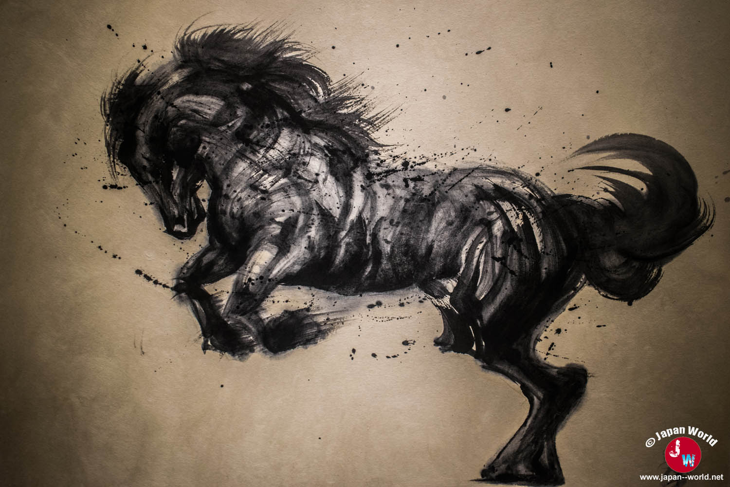 Cheval lancé au galop peint à l'encre noire par Yuki Nishimoto