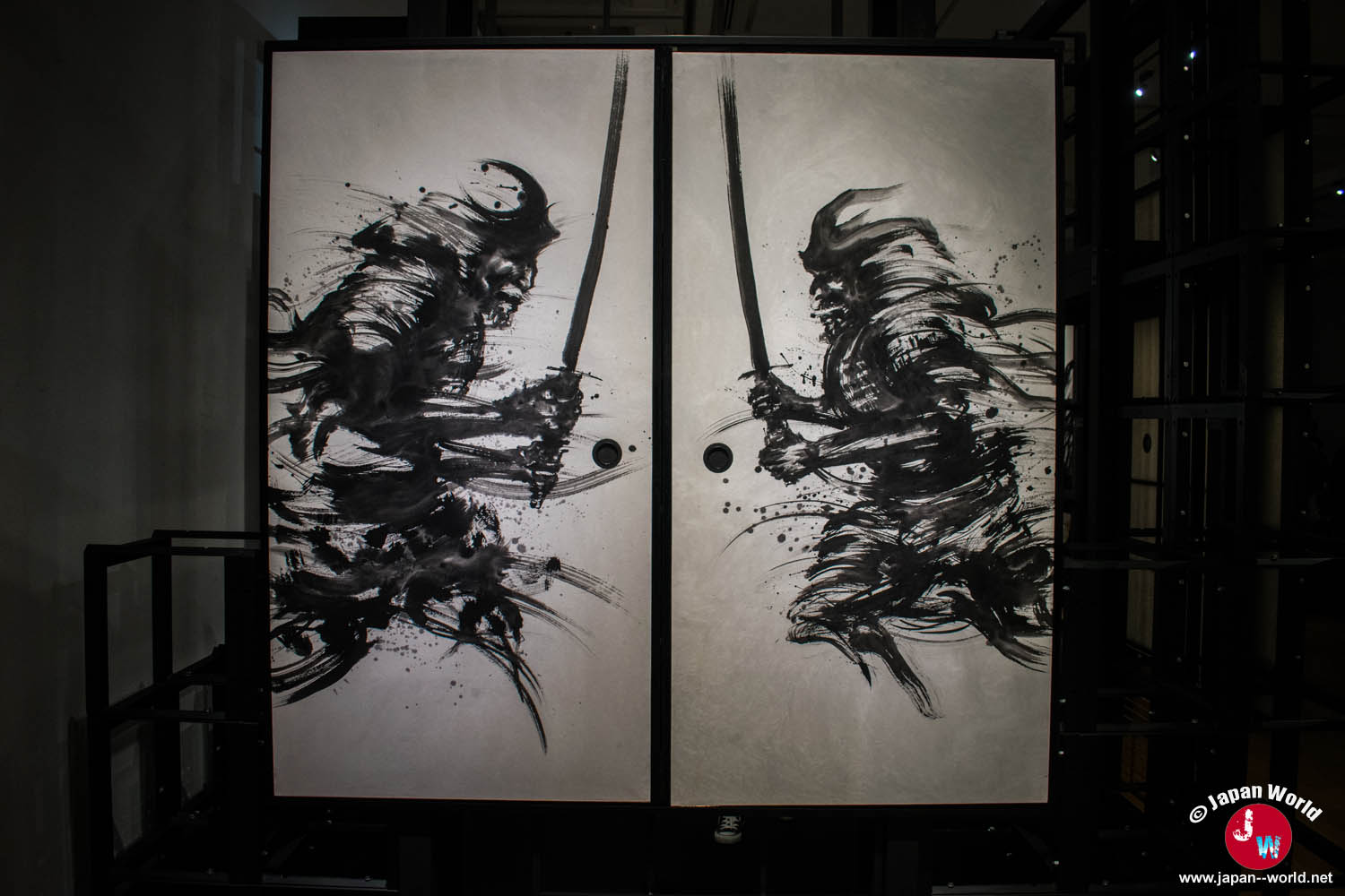 Deux samouraïs peints à l'encre sur un paravent dans l'exposition de Yuki Nishimoto