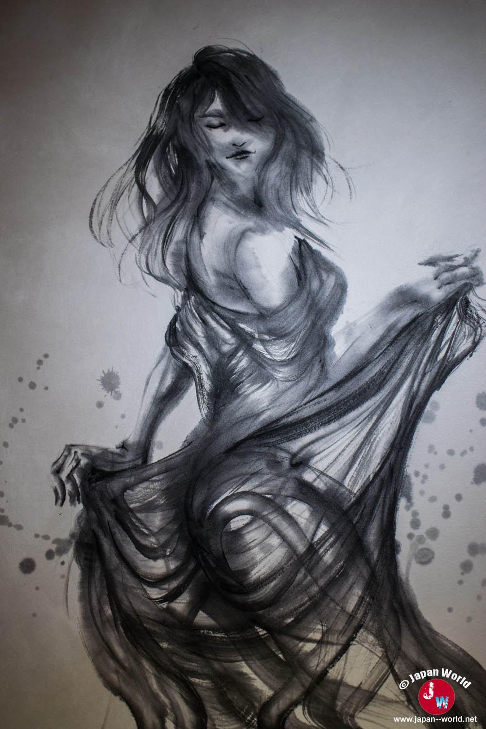Femme assise vêtue d'une longue robe peinte à l'encre par Yuki Nishimoto