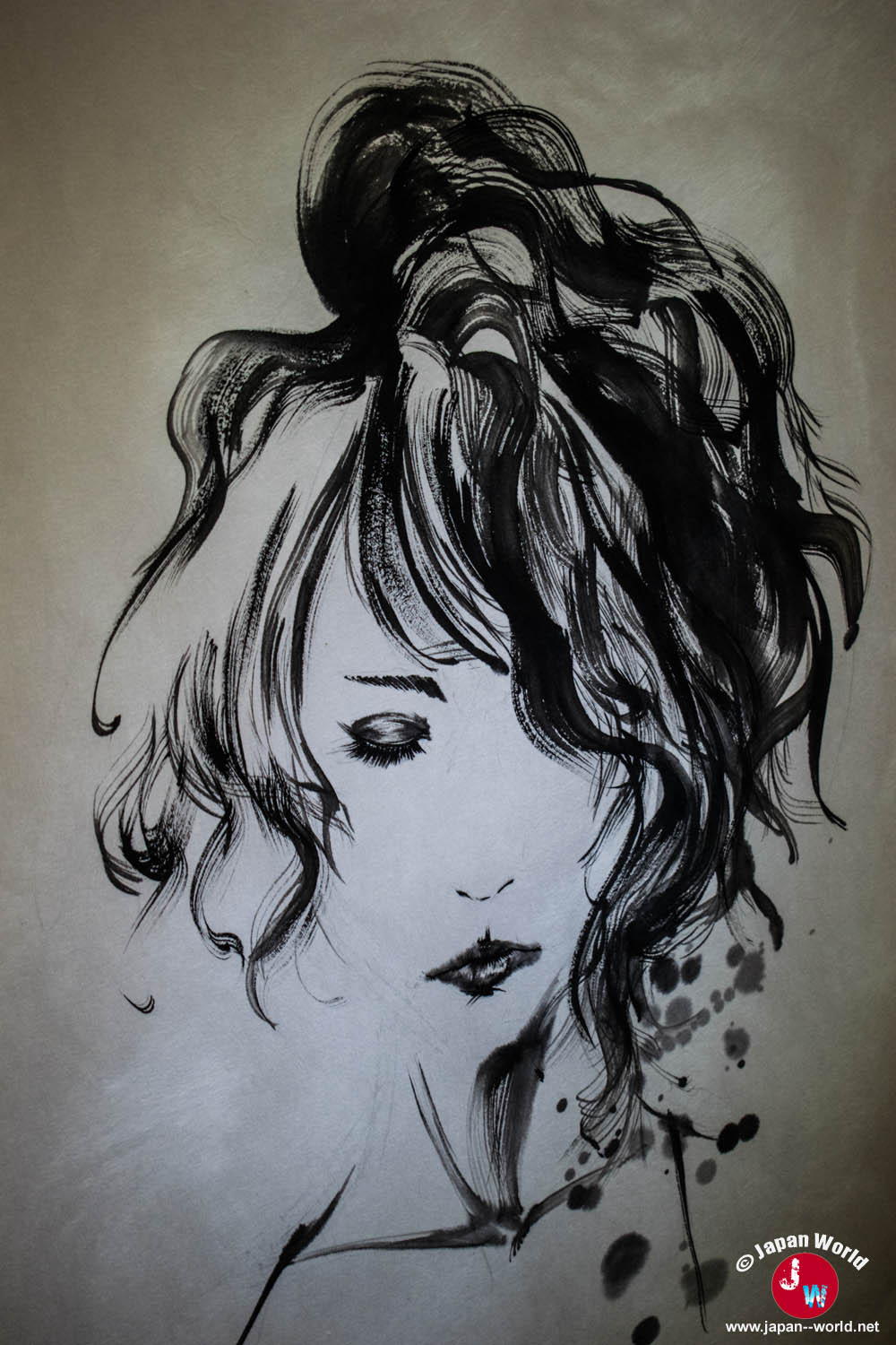 Portrait de femme aux cheveux relevés peint à l'encre par Yuki Nishimoto