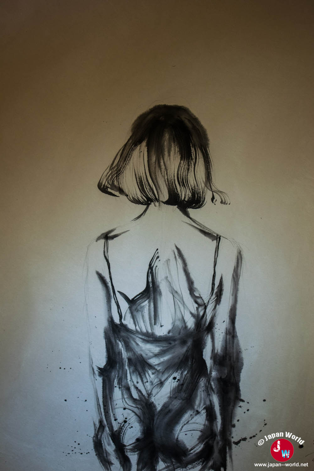 Femme vue de dos dans une robe peinte à l'encre par Yuki Nishimoto