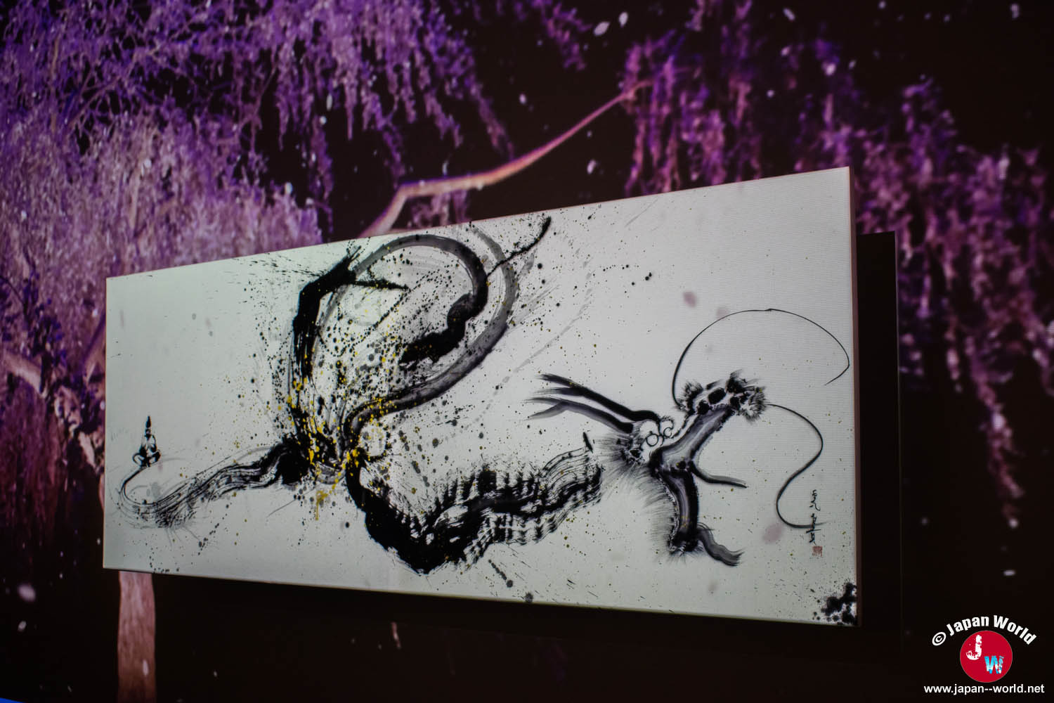 Peinture de dragon de Yuki Nishimoto intégrée à une projection lumineuse aux tons violets