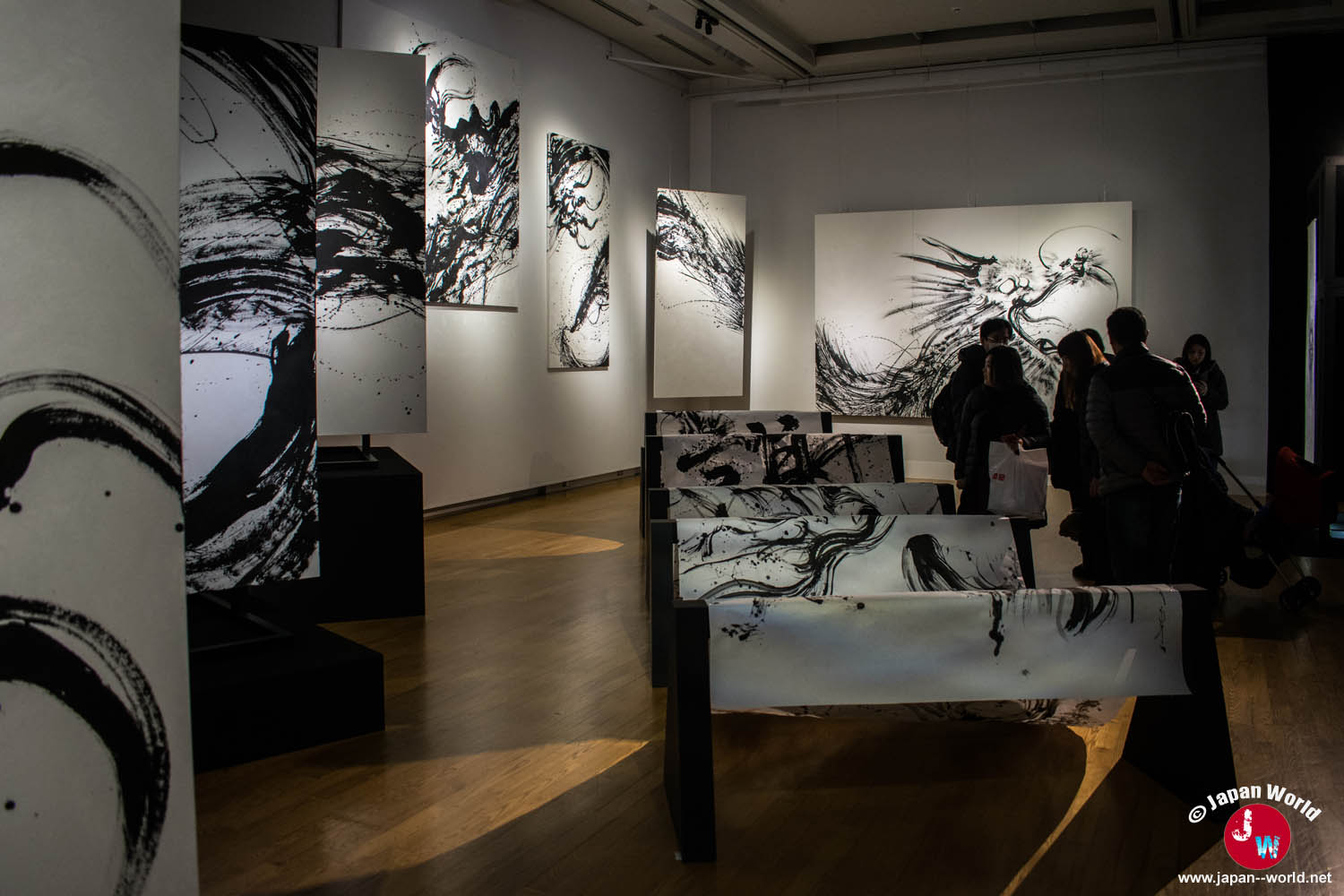 Seconde salle de l'exposition de Yuki Nishimoto avec des œuvres à l'encre disposées sur les murs et les présentoirs