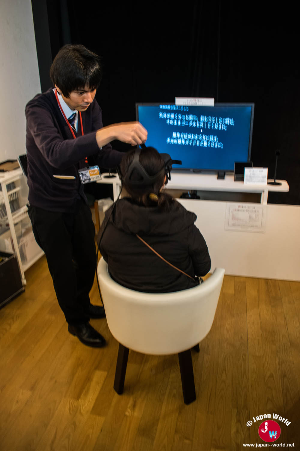 Visiteur assis avec un casque de réalité virtuelle dans l'exposition de Yuki Nishimoto