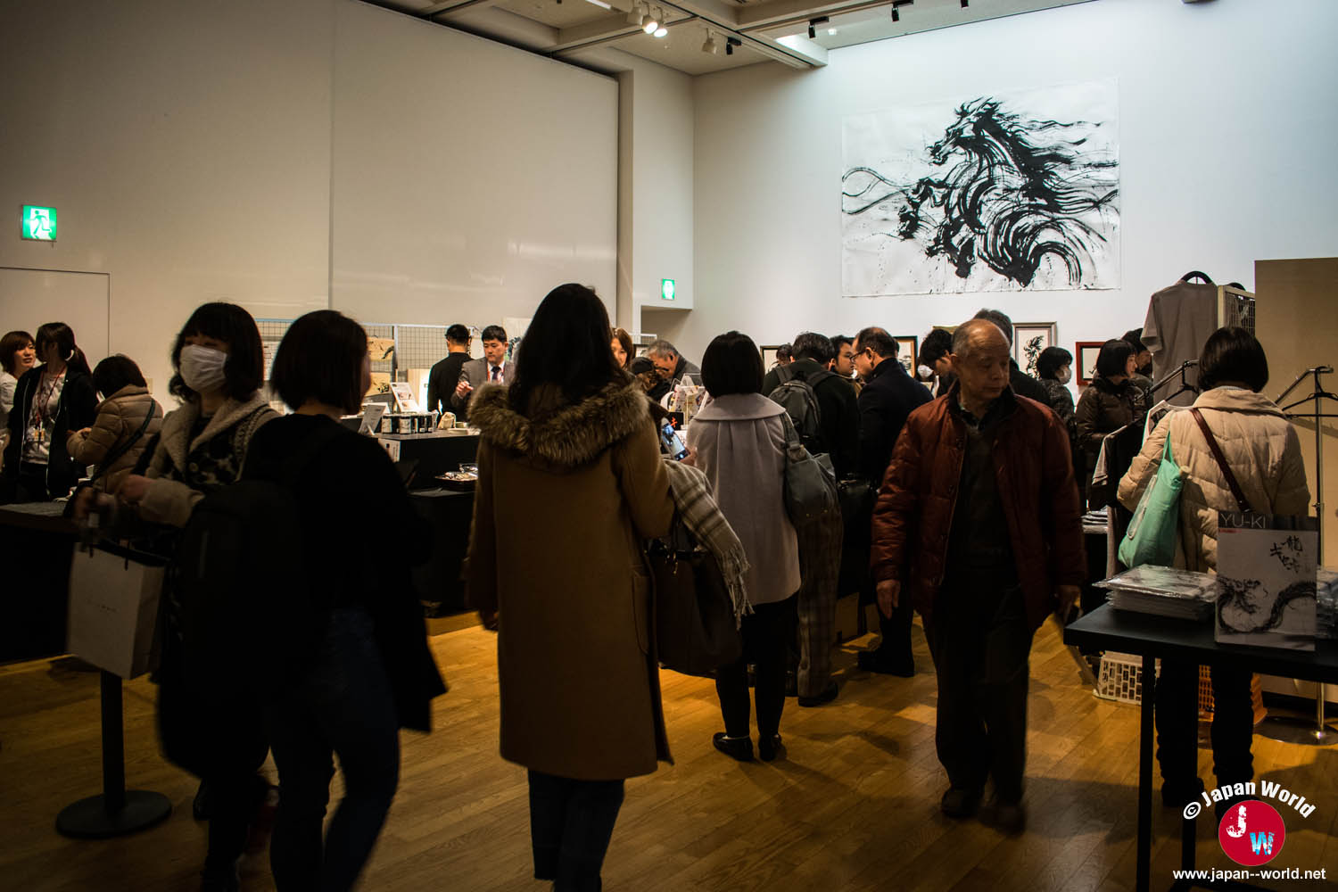 Boutique de l'exposition de Yuki Nishimoto fréquentée par les visiteurs