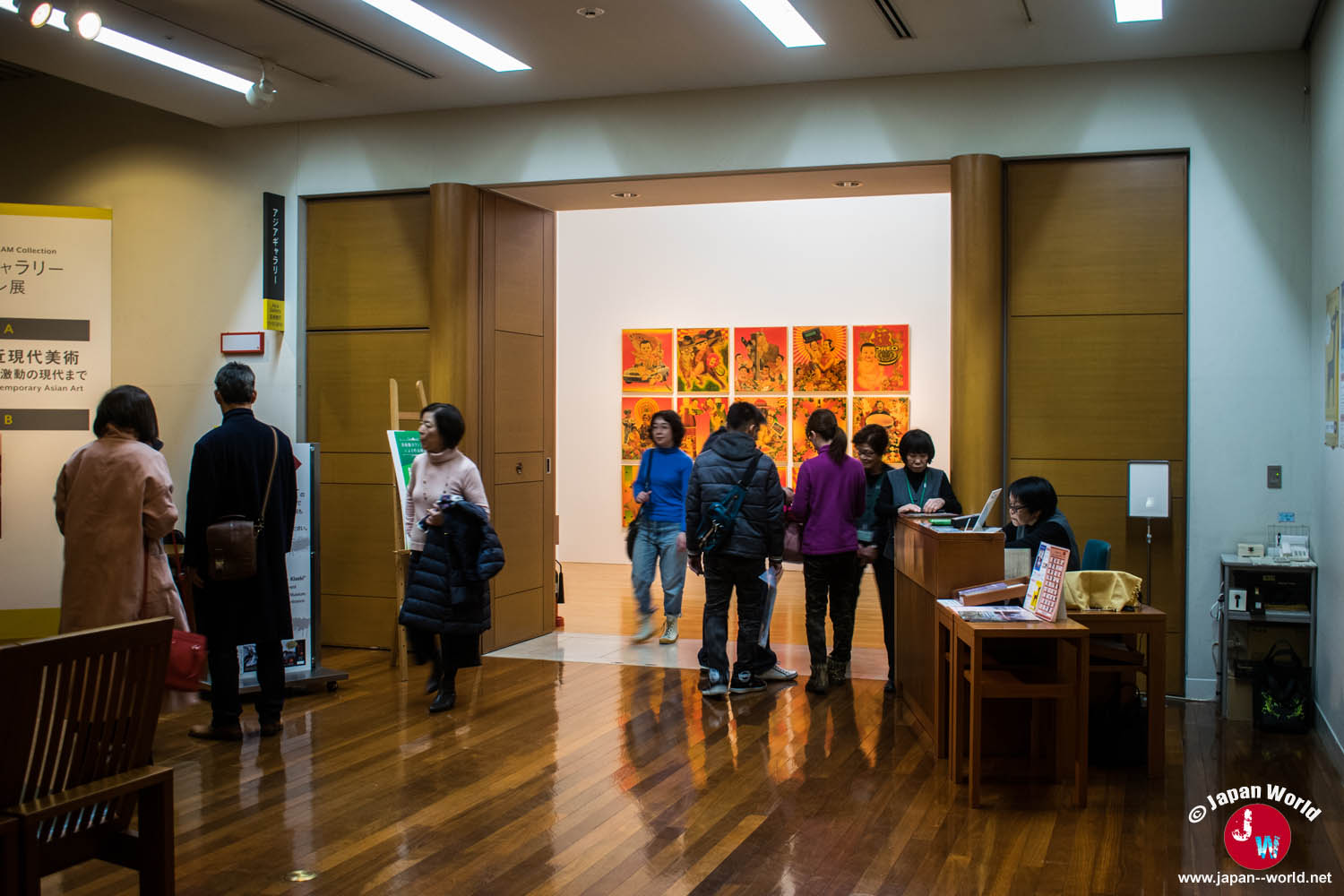 Entrée de la galerie permanente du Fukuoka Asian Art Museum avec des visiteurs