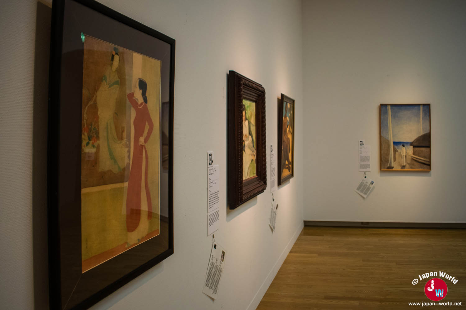 Mur de peintures présenté dans la galerie permanente du Fukuoka Asian Art Museum