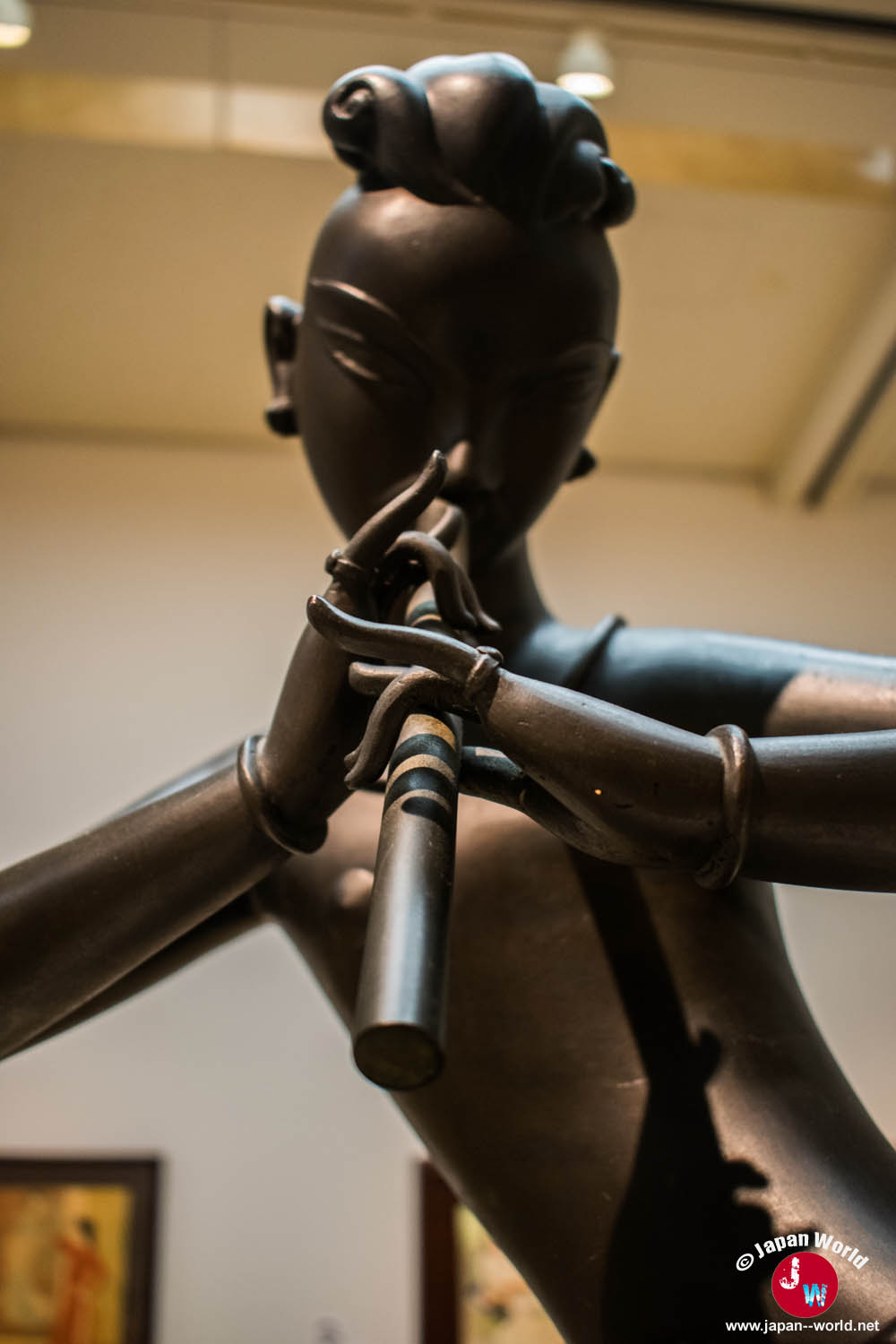 Sculpture sombre exposée dans la galerie permanente du Fukuoka Asian Art Museum