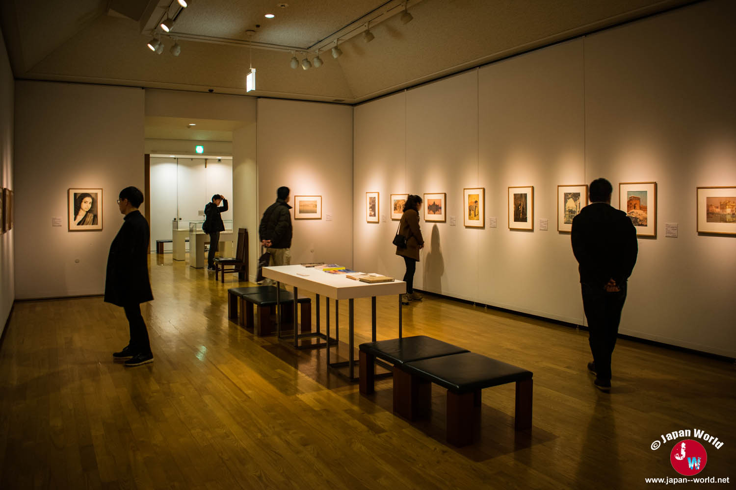 Dernière salle de l'exposition permanente avec des tableaux alignés sur les murs