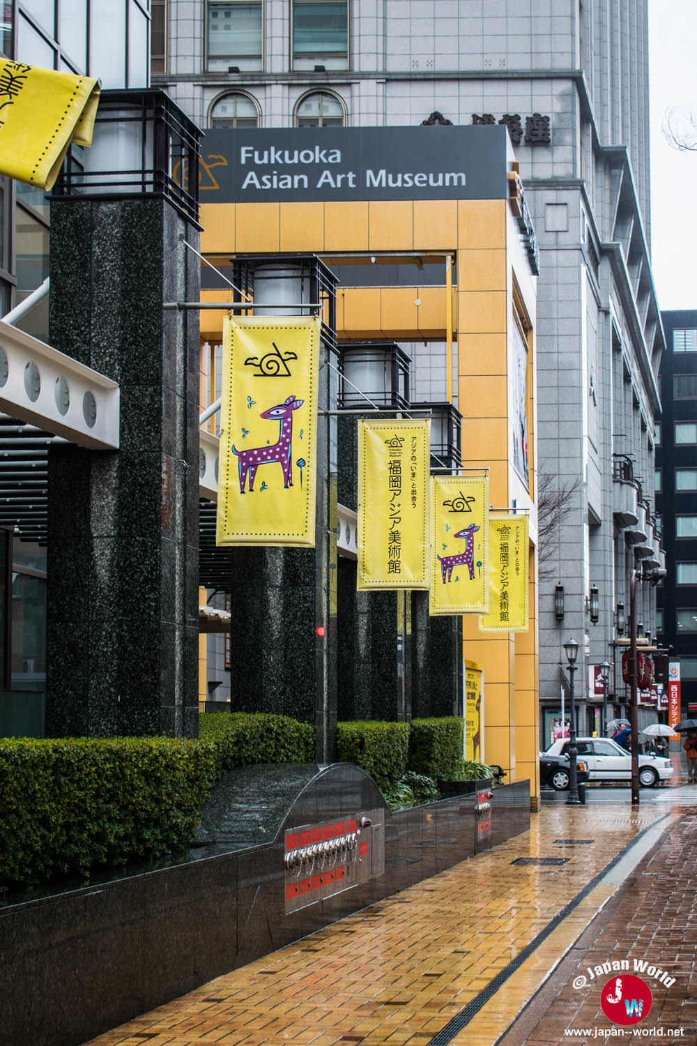 Entrée du Hakata Riverain avec l'enseigne et les bannières du Fukuoka Asian Art Museum