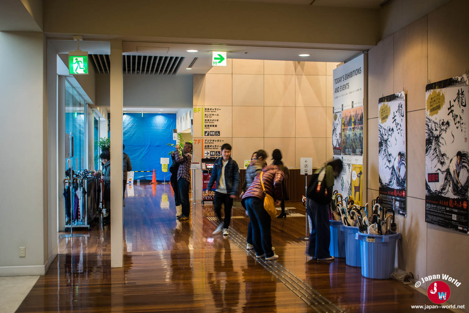 Hall d'accès au Fukuoka Asian Art Museum avec les visiteurs de l'exposition de Yuki Nishimoto
