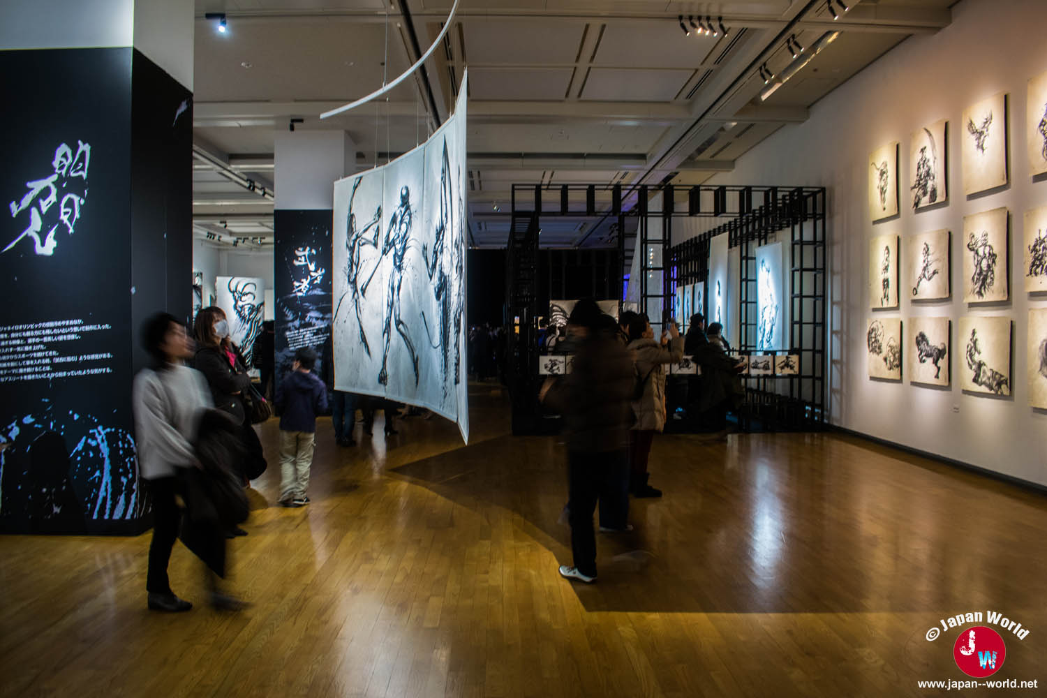 Première salle de l'exposition de Yuki Nishimoto avec ses grandes œuvres à l'encre et ses visiteurs