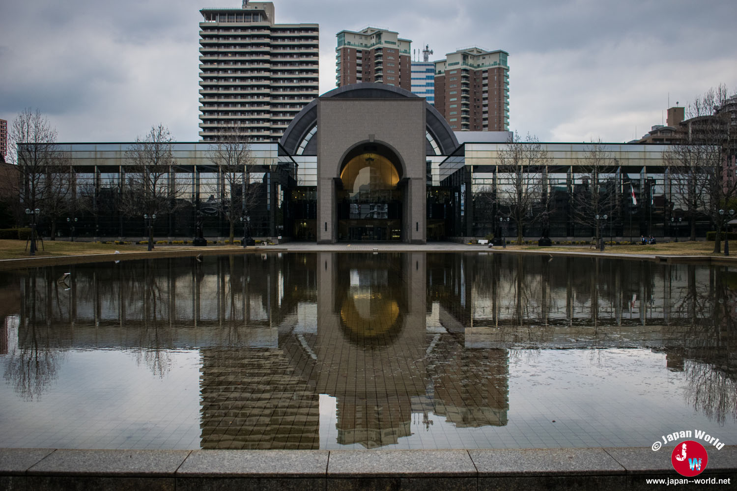 Façade du Fukuoka City Museum se reflétant dans le bassin de Momochihama