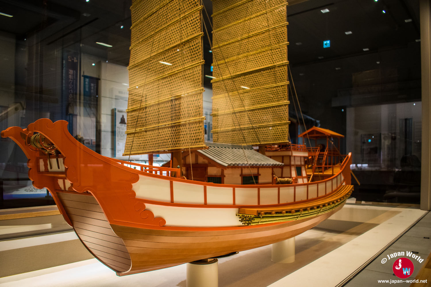 Maquette d'un navire marchand traditionnel présentée dans la section sur les échanges maritimes