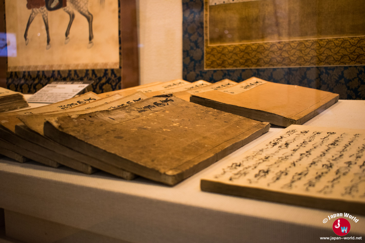 Registres et documents manuscrits anciens exposés sous vitrine