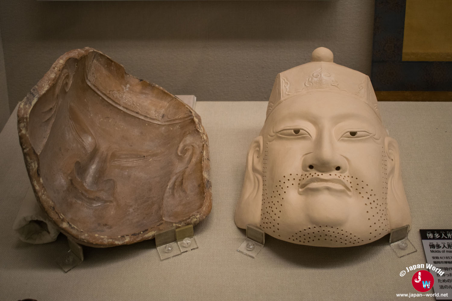 Moule et reproduction d'un masque fabriqué par Shirouzu Buhei, artisan de poupées à Hakata