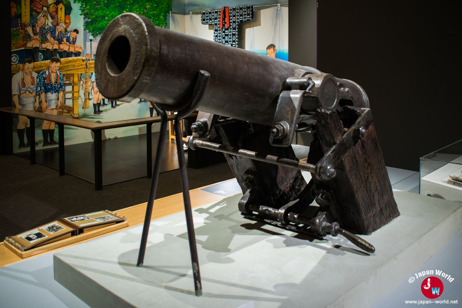 Canon ancien présenté devant une illustration de l'histoire de Hakata