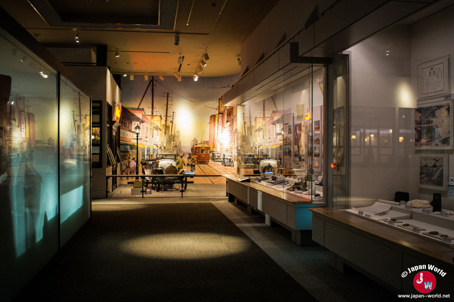 Galerie retraçant l'histoire moderne de Fukuoka à travers des vitrines et des documents
