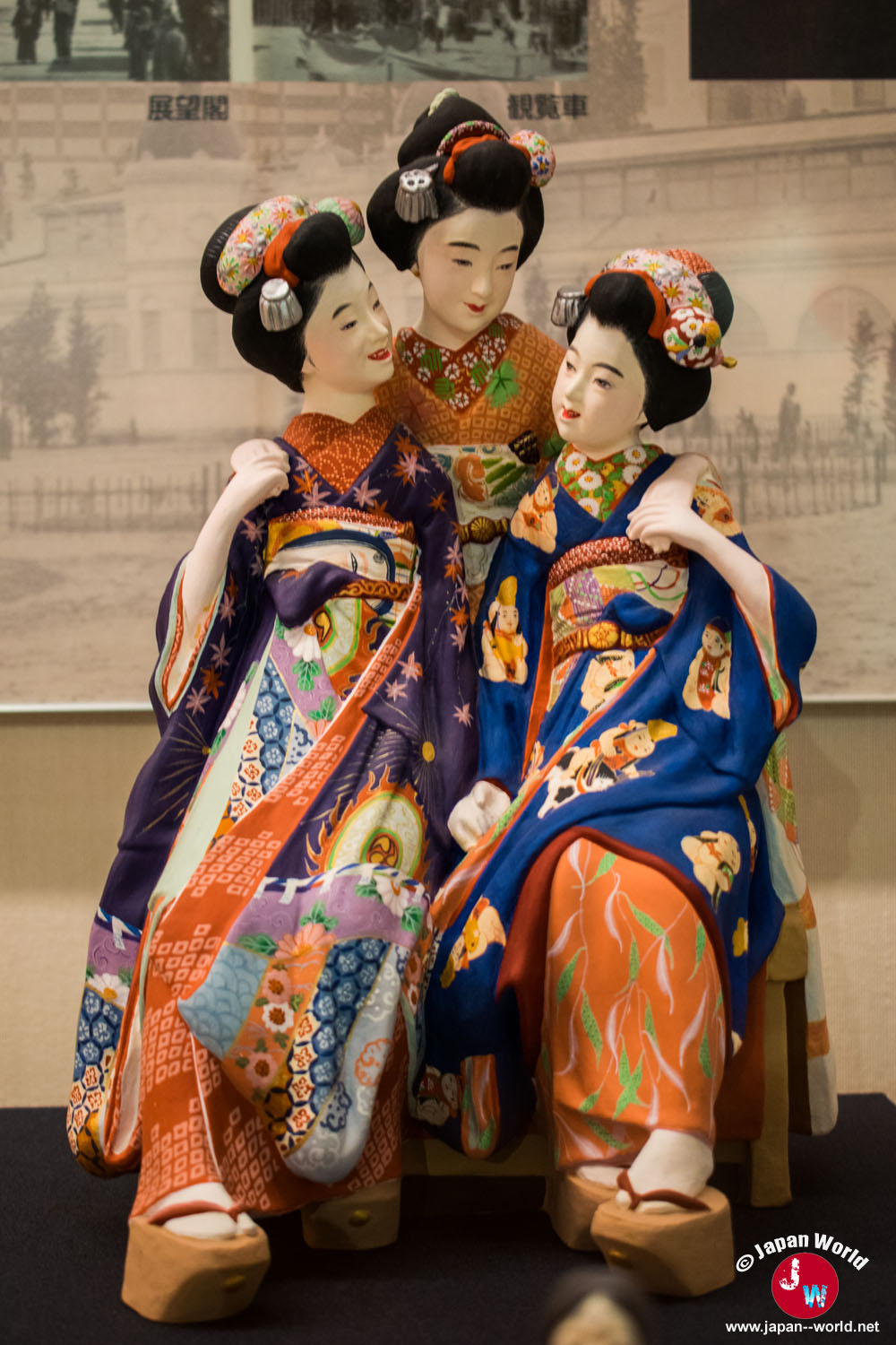 Deux poupées de Hakata vêtues de kimonos colorés