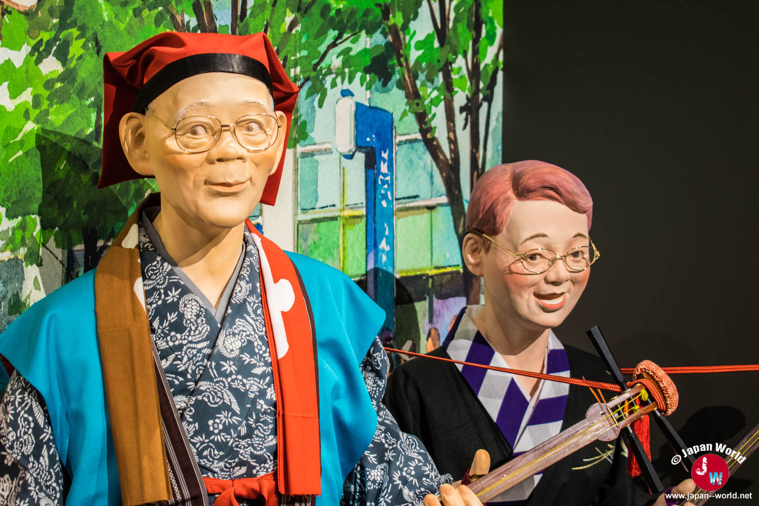 Mannequins en tenue traditionnelle dans la section consacrée aux fêtes de Hakata