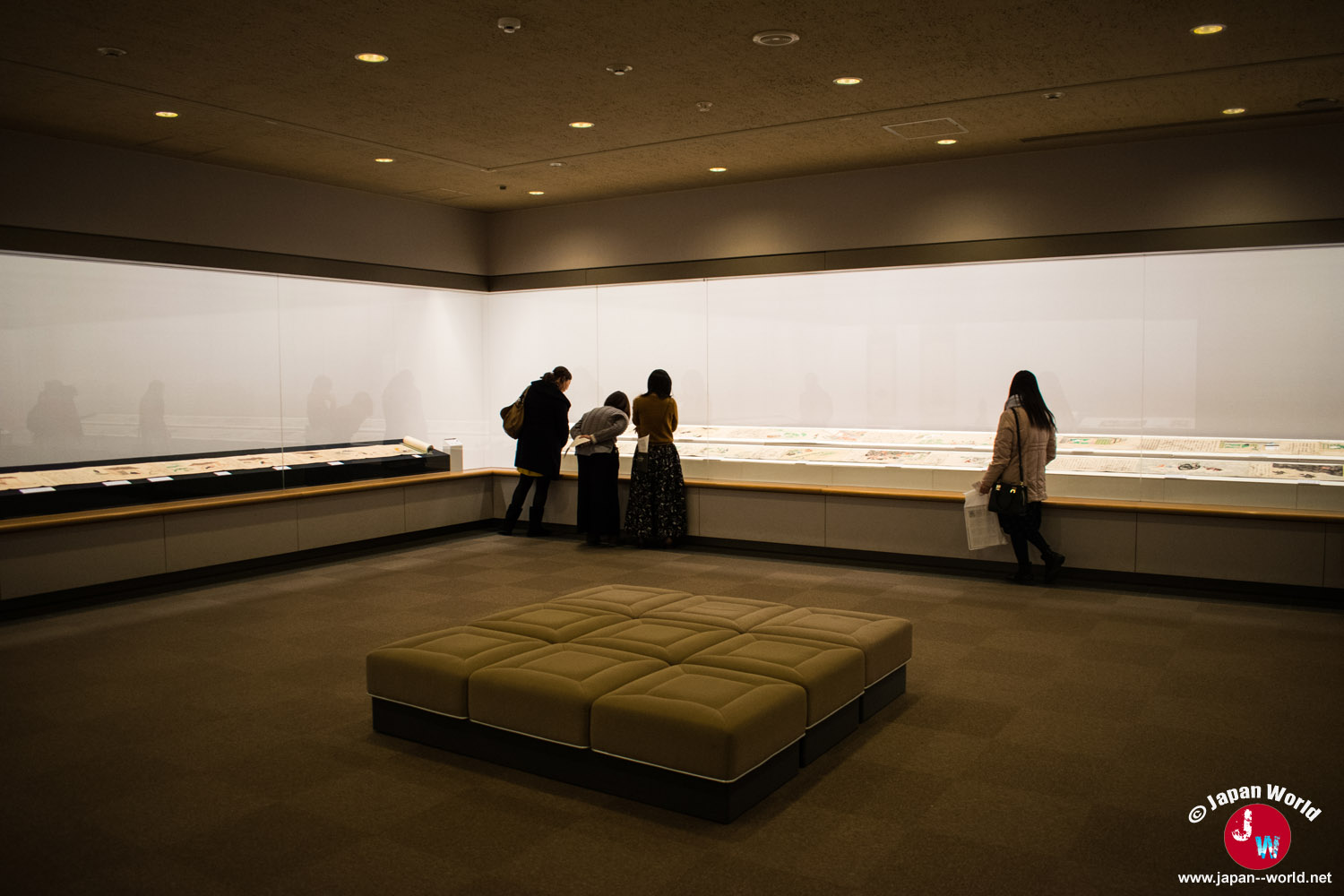 Première salle de l'exposition mise en vedette avec ses longues vitrines
