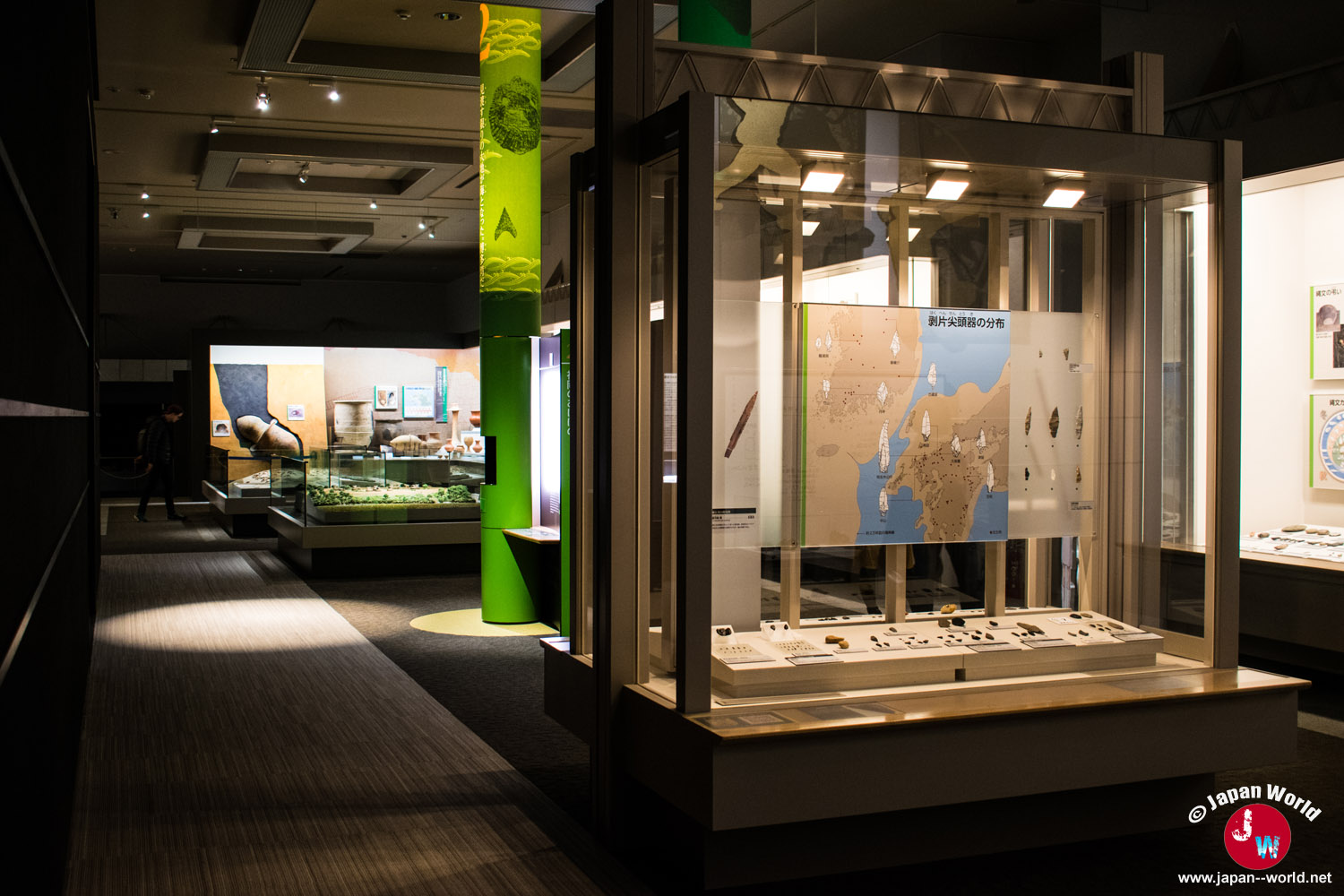 Premières vitrines archéologiques de l'exposition principale du Fukuoka City Museum
