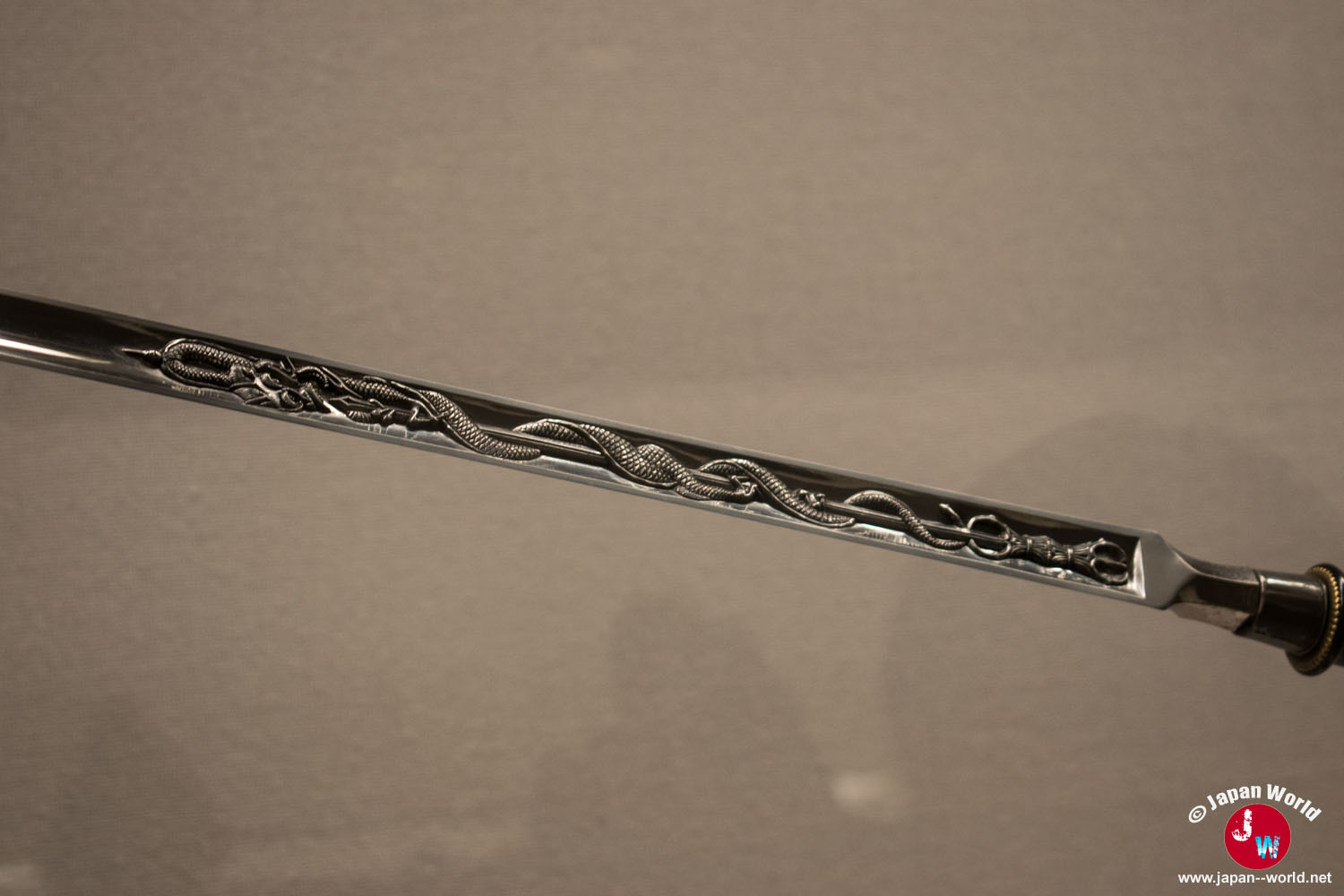 Détail du décor gravé sur la longue lance Nihon-go
