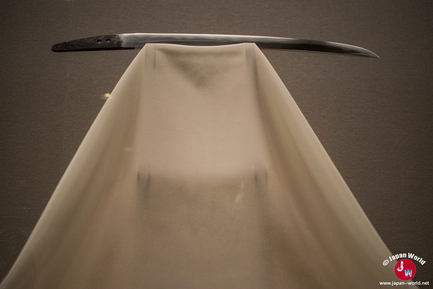 Wakizashi de Hasebe Kunishige présenté sous vitrine