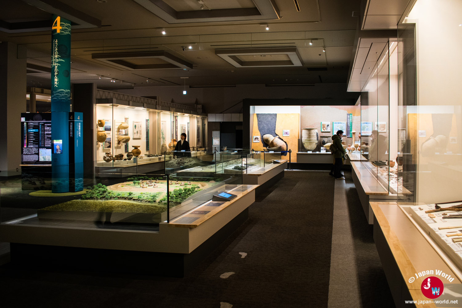 Vue générale du début de l'exposition principale avec ses vitrines et sa maquette