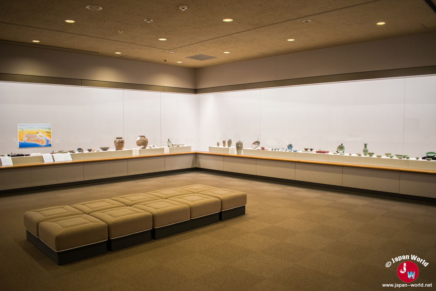 Quatrième pièce de la première exposition mise en vedette avec ses vitrines