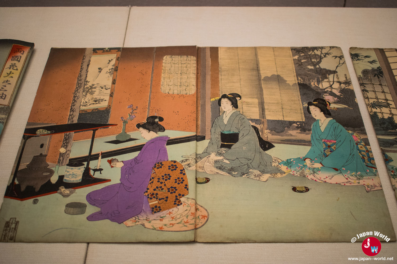 Panneau peint représentant des femmes dans un intérieur japonais