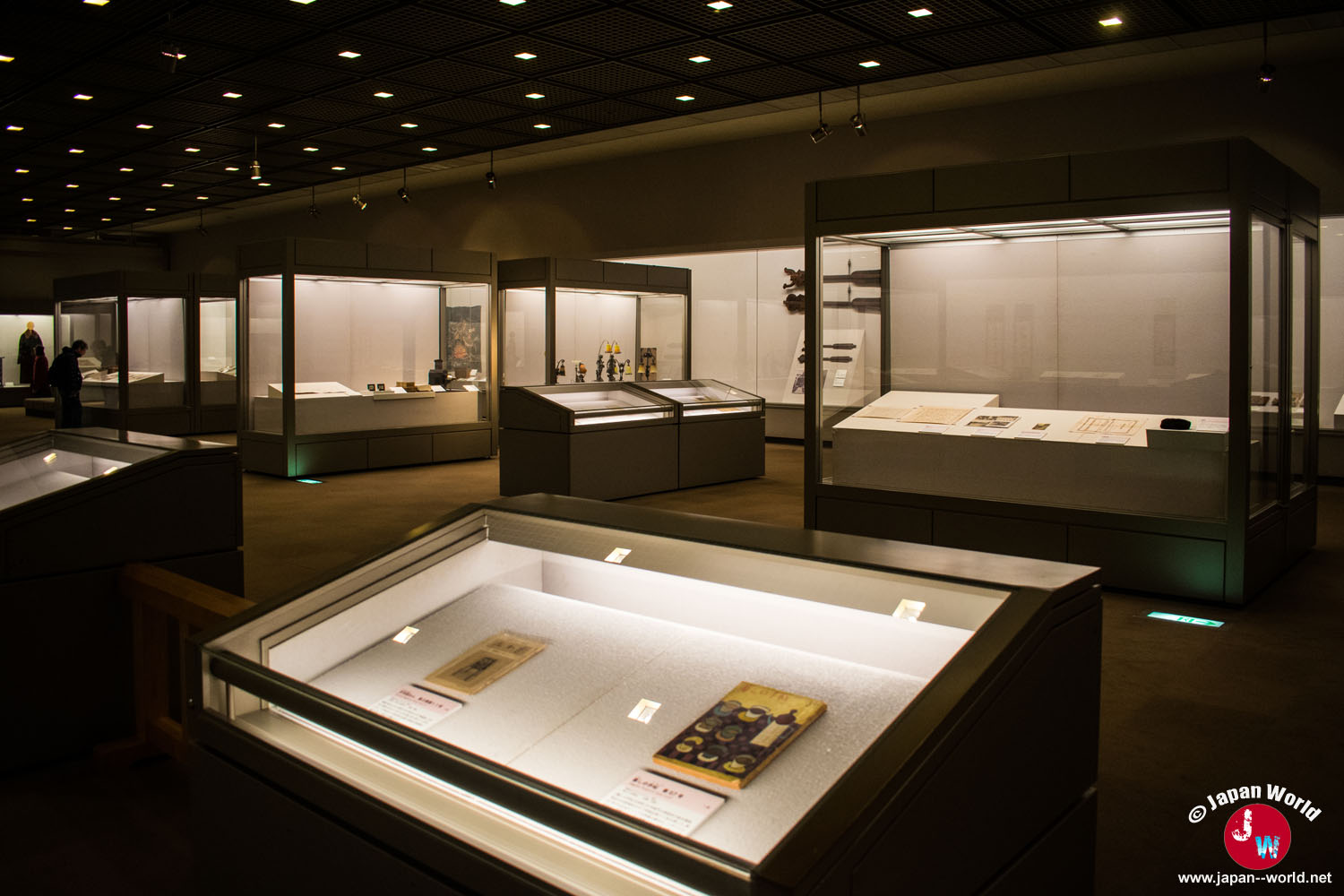 Vitrines de la seconde exposition mise en vedette consacrée à l'histoire de Fukuoka