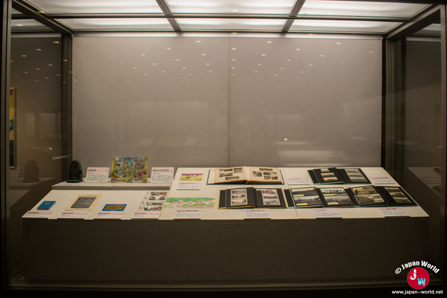 Vitrine présentant des documents et des tickets du métro de Fukuoka