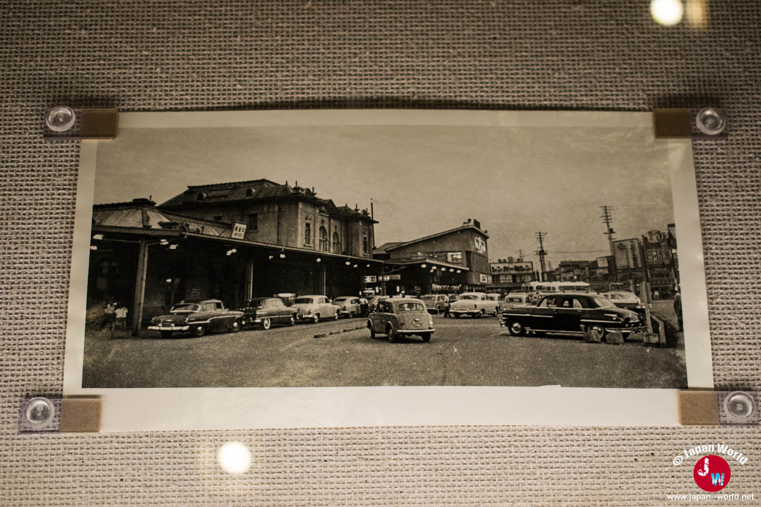 Photographie ancienne d'une place animée de Fukuoka