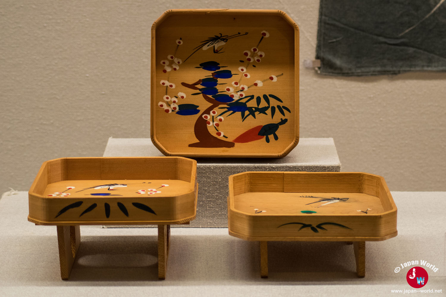Petites tables et plateaux en bois laqué décorés de motifs japonais