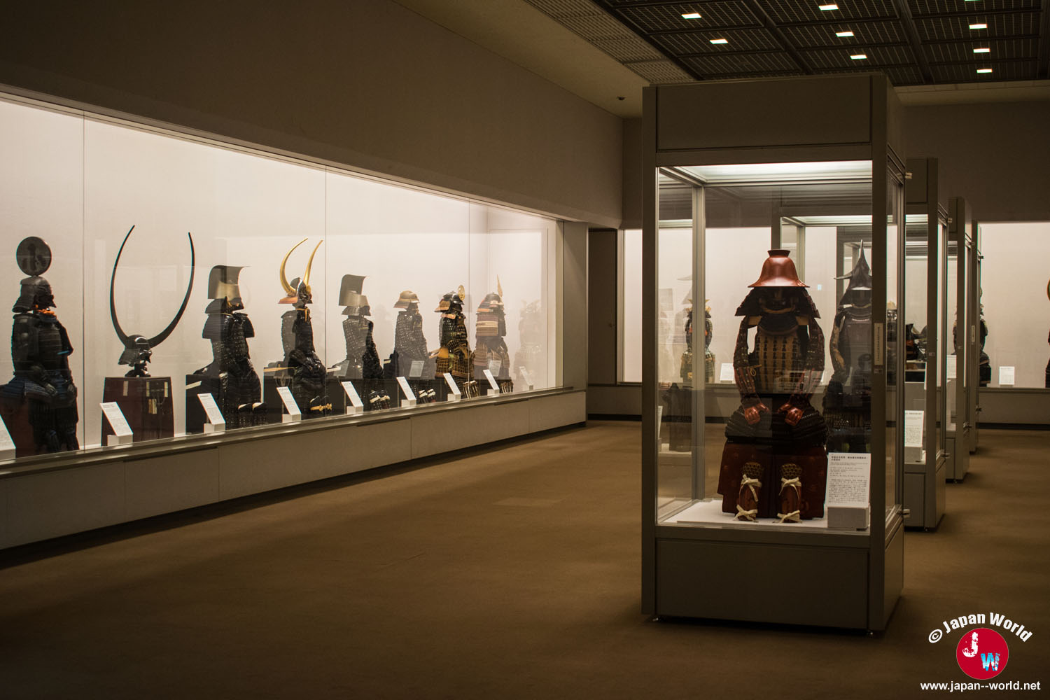 Salle de l'exposition temporaire avec une rangée d'armures de samouraïs
