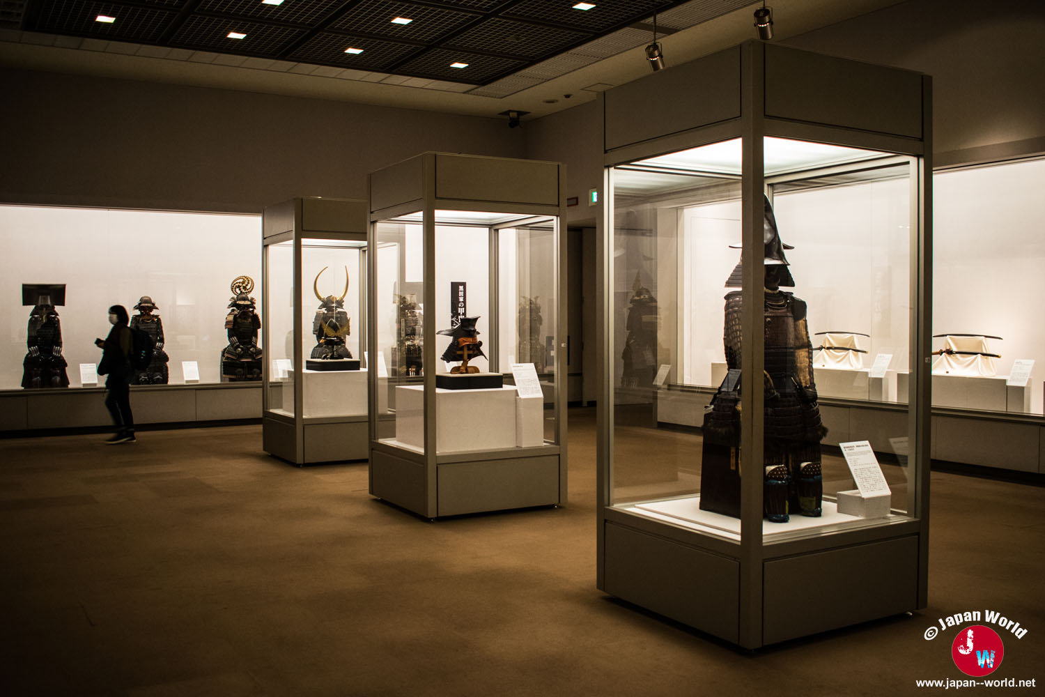 Vue générale des vitrines de l'exposition temporaire consacrée aux samouraïs