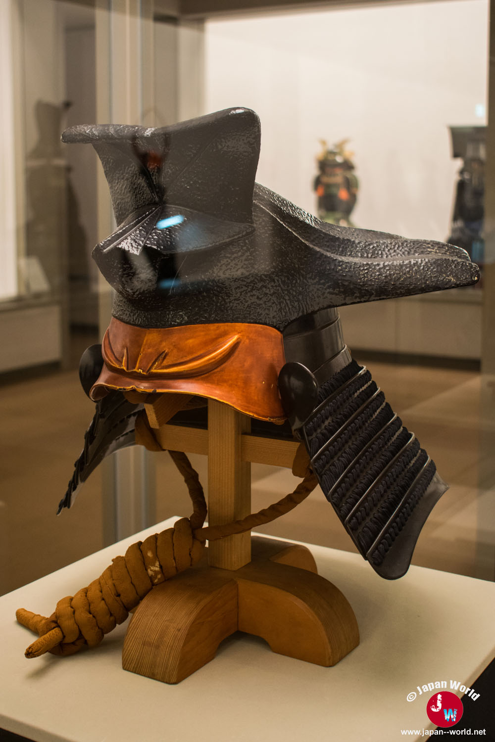 Casque et éléments d'armure de samouraï présentés sur un support