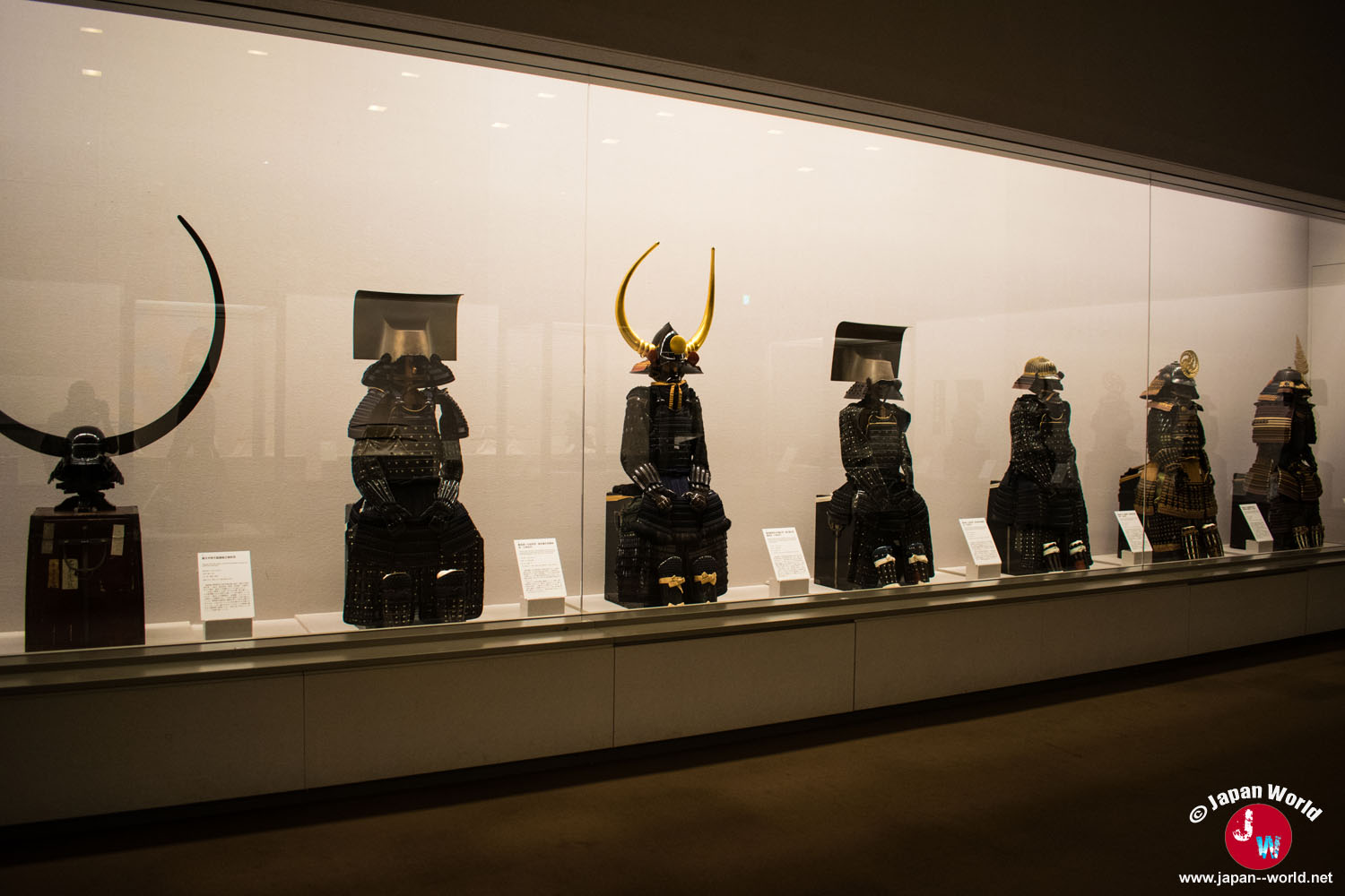Longue vitrine réunissant plusieurs armures de samouraïs