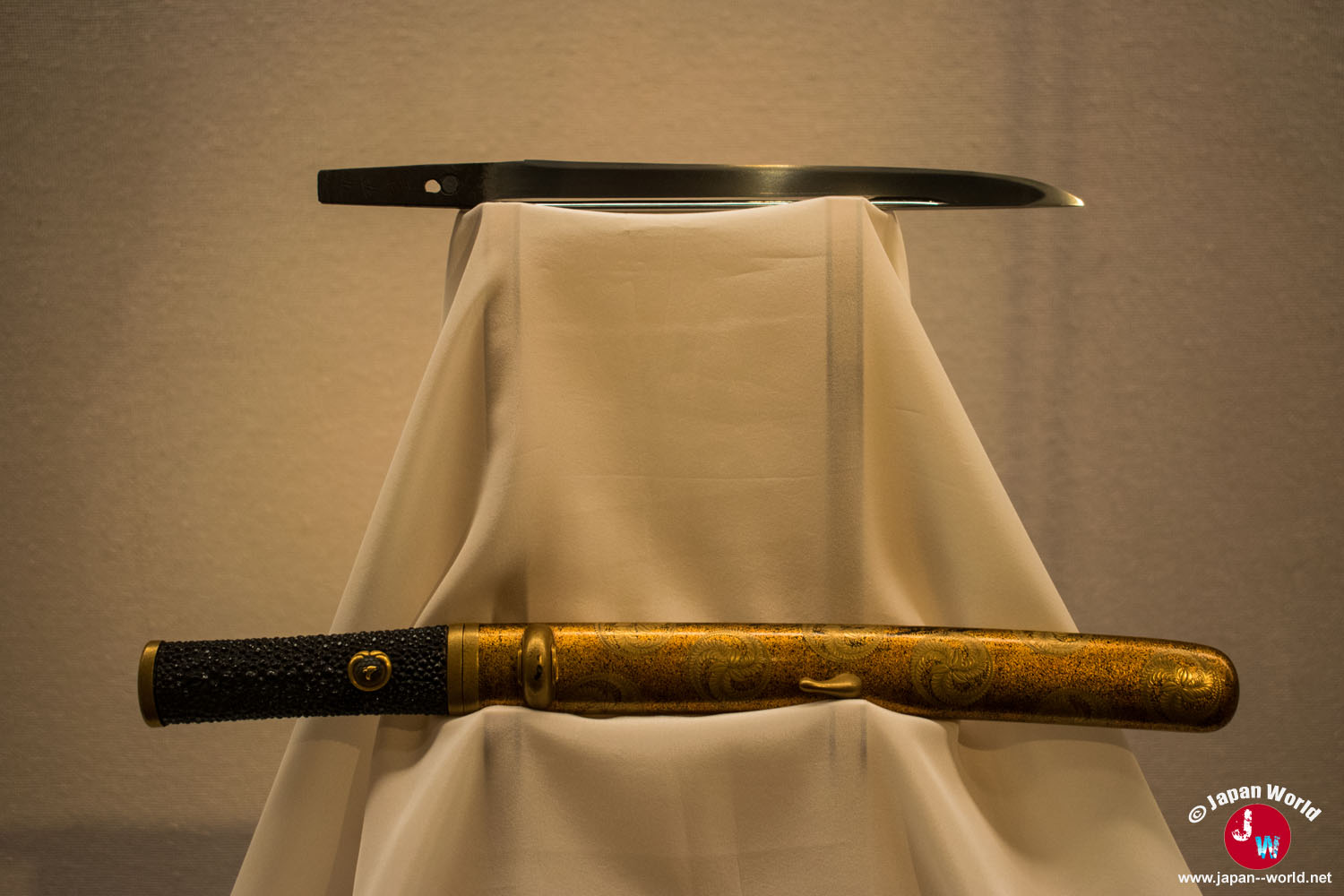 Katana accompagné d'un fourreau doré richement décoré
