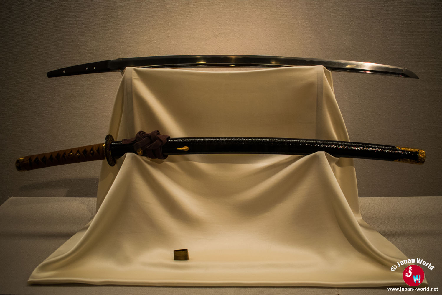 Katana présenté avec son fourreau noir aux ornements dorés