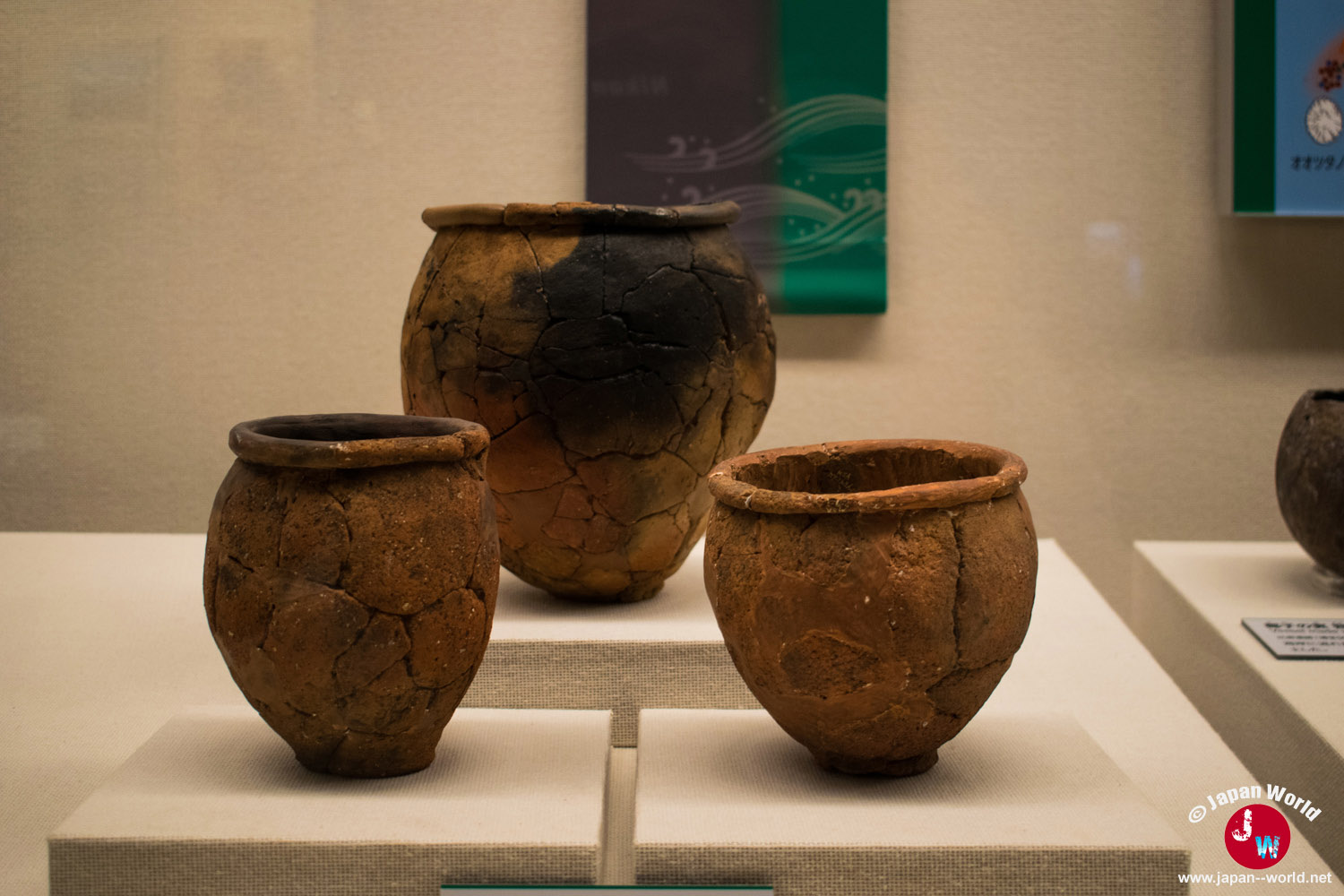 Trois récipients en terre cuite exposés dans la section préhistorique du musée