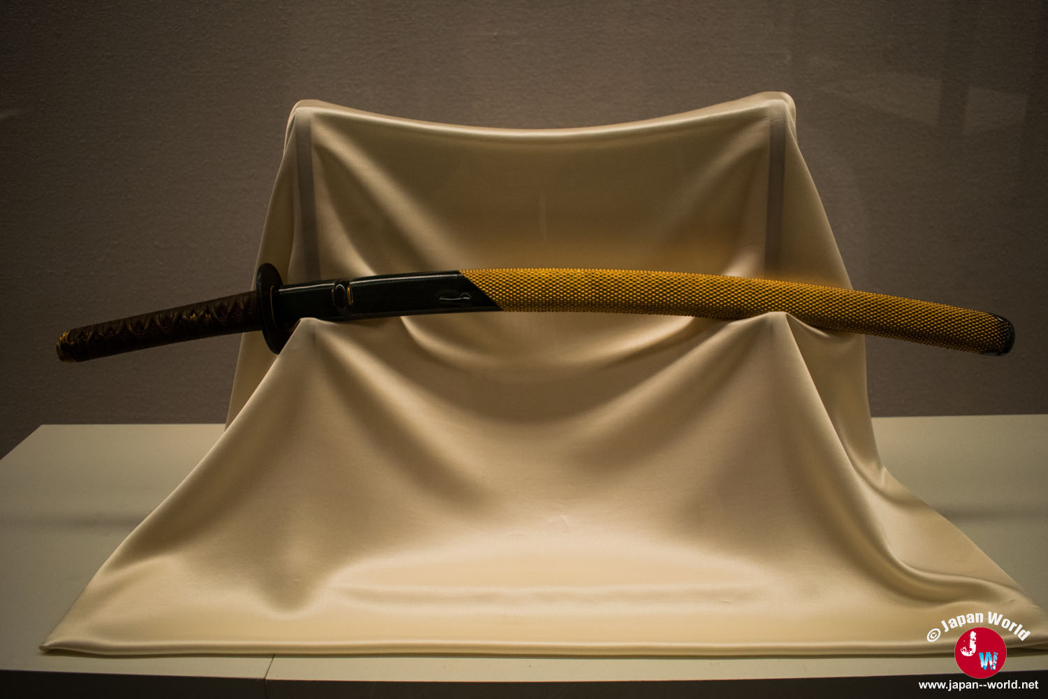 Sabre japonais accompagné d'un fourreau gainé de fibres jaunes