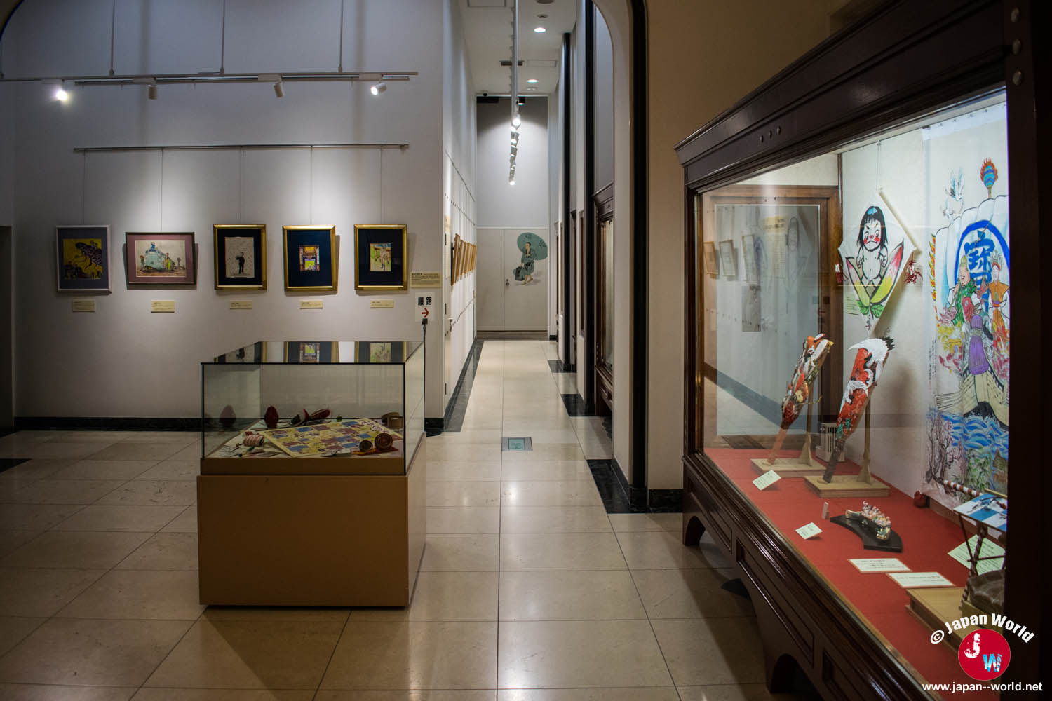 Couloir du second étage avec vitrines consacrées aux arts et traditions de Hakata