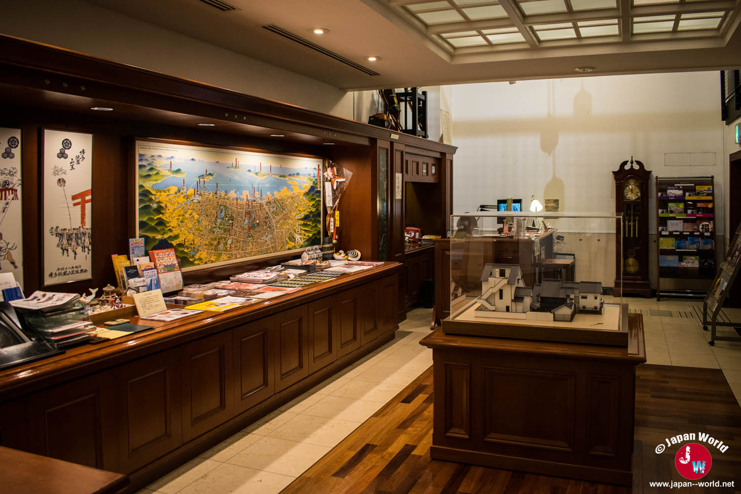 Comptoir d'accueil en bois du Hakata Machiya Folk Museum avec une grande carte de Hakata