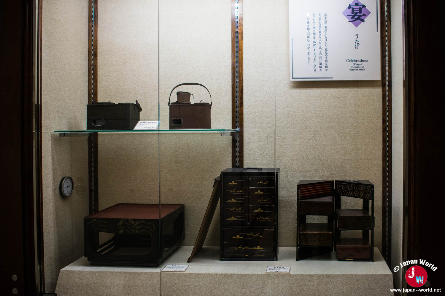 Meubles et objets usuels en bois présentés dans une vitrine du second étage