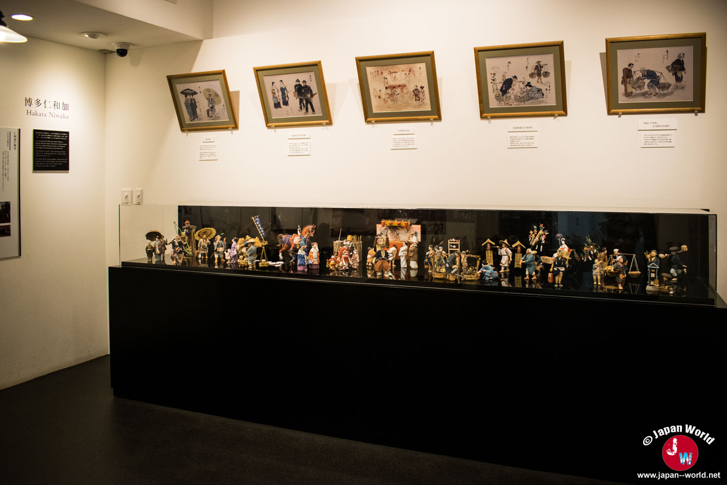 Vitrine réunissant de nombreuses figurines du Hakata Niwaka