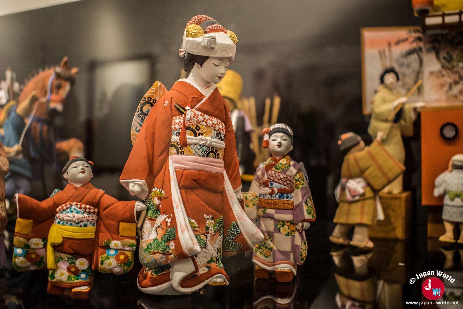 Poupées japonaises vêtues de kimonos colorés exposées dans la section Hakata Niwaka